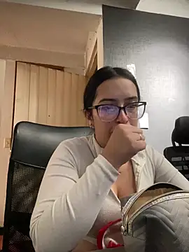 Snapshot of Kloe_Novoa chatting on February 14, 2026, 1:33 pm Kloe Novoa online show from February 14, 2026, 1:33 pm