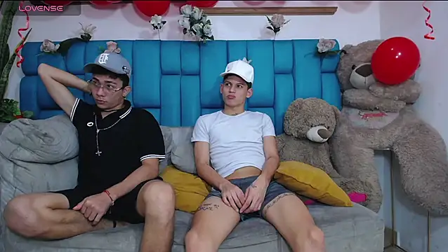 Hot Boys Latinos X online show from February 15, 2026, 7:02 pm