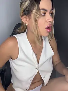 Snapshot of Alanna-foxx chatting on November 5, 2025, 3:20 am Alanna-foxx online show from November 5, 2025, 3:20 am