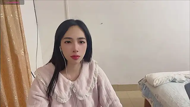 Snapshot of by-Hannah chatting on November 9, 2025, 8:35 pm by-Hannah online show from November 9, 2025, 8:35 pm