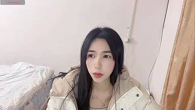 Snapshot of by-Hannah chatting on December 18, 2025, 5:28 pm by-Hannah online show from December 18, 2025, 5:28 pm