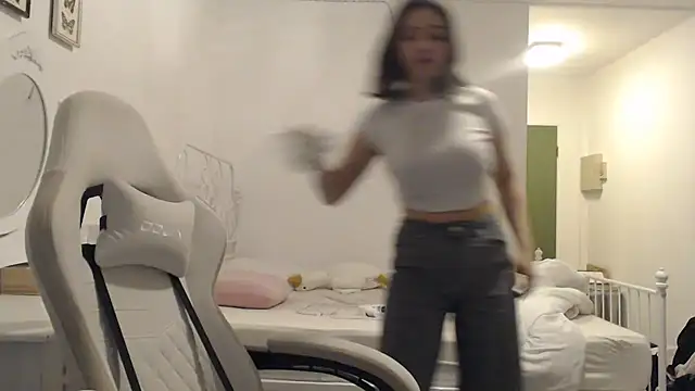 bellefleurrr online show from April 16, 2026, 8:53 pm