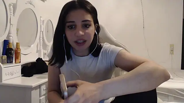 bellefleurrr online show from April 15, 2026, 7:29 pm