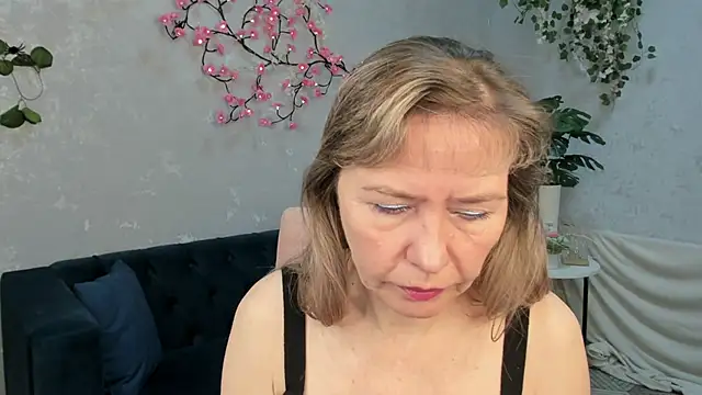 Carla Vogue online show from November 12, 2025, 3:21 am