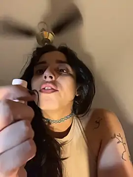 Snapshot of gigi333regi chatting on November 27, 2025, 9:32 am gigi333regi online show from November 27, 2025, 9:32 am