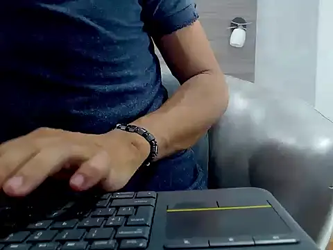 wiltom  online show from November 8, 2025, 4:05 am