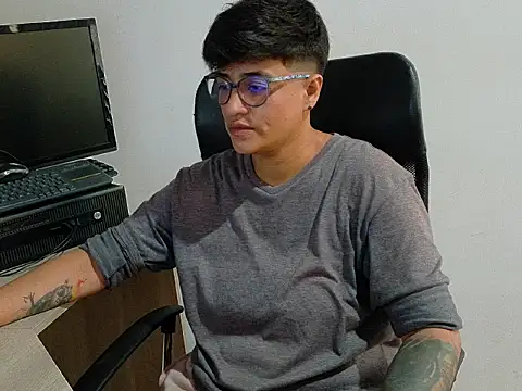 Snapshot of zarek_boston chatting on December 17, 2025, 11:26 am zarek boston online show from December 17, 2025, 11:26 am