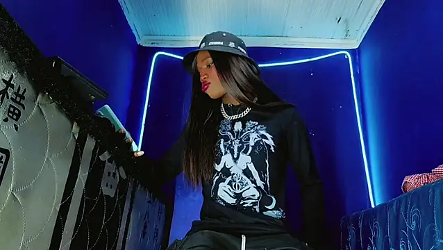 Kloe cardashan online show from November 3, 2025, 2:28 am