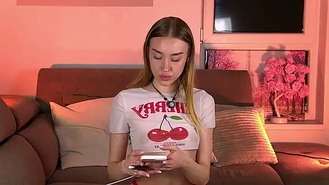 Snapshot of SugarSkye chatting on February 14, 2026, 10:43 pm SugarSkye online show from February 14, 2026, 10:43 pm