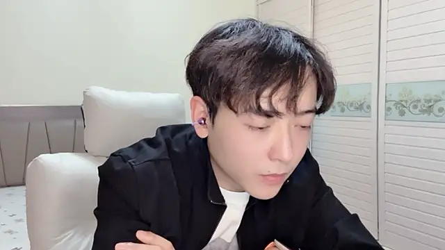 xiaoxiao1025 online show from November 14, 2025, 1:15 pm