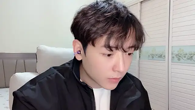 xiaoxiao1025 online show from November 17, 2025, 12:31 pm