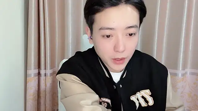 xiaoxiao1025 online show from November 29, 2025, 1:33 pm