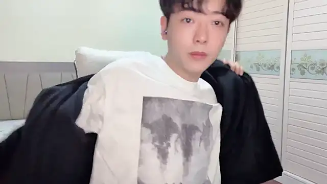 xiaoxiao1025 online show from November 10, 2025, 12:21 pm