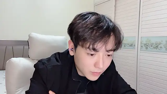 xiaoxiao1025 online show from November 12, 2025, 12:31 pm