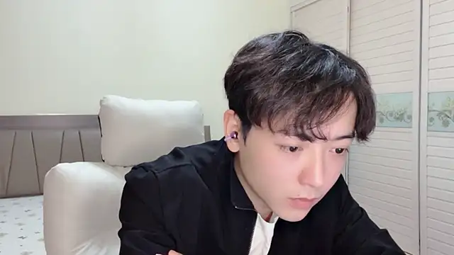 xiaoxiao1025 online show from November 13, 2025, 1:04 pm