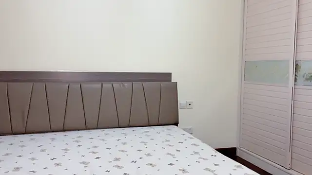 xiaoxiao1025 online show from December 1, 2025, 1:34 pm