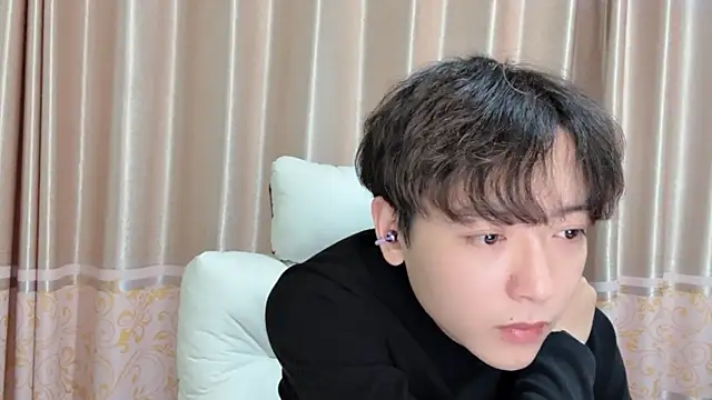 xiaoxiao1025 online show from October 29, 2025, 12:37 pm