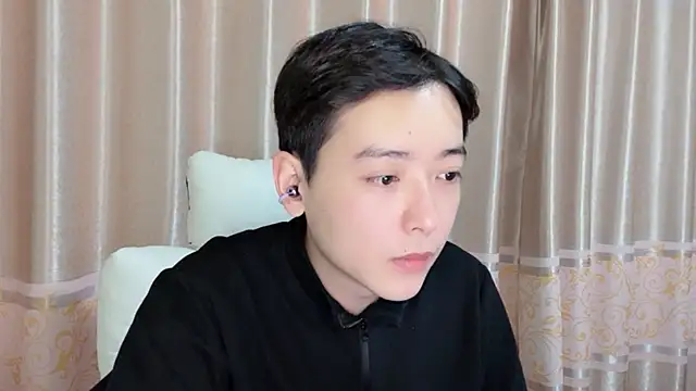 xiaoxiao1025 online show from November 30, 2025, 2:18 pm