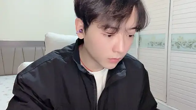 xiaoxiao1025 online show from November 19, 2025, 1:33 pm