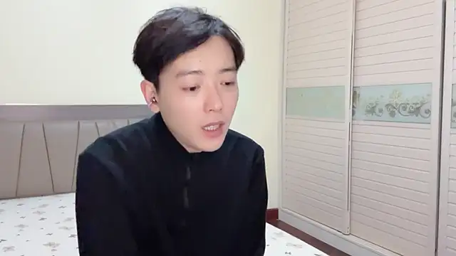 xiaoxiao1025 online show from December 5, 2025, 1:43 pm