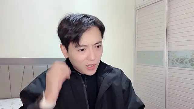 xiaoxiao1025 online show from December 19, 2025, 1:02 pm