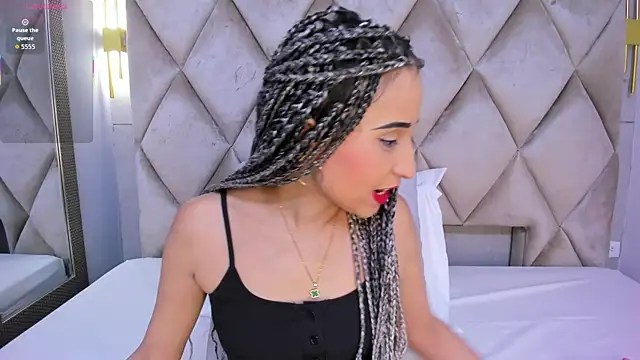 violett rabbit  online show from November 27, 2025, 8:20 pm