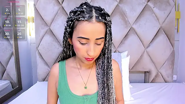 violett rabbit  online show from November 28, 2025, 8:31 pm