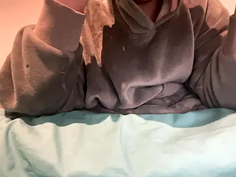 Snapshot of Lenouveau- chatting on January 5, 2026, 6:11 pm Lenouveau- online show from January 5, 2026, 6:11 pm