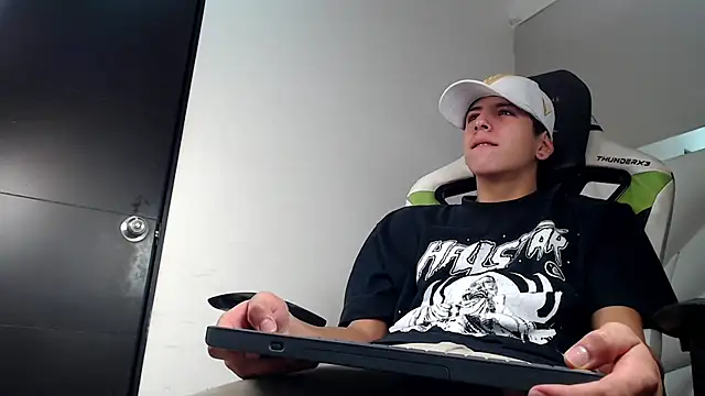 Snapshot of Cash_G_ chatting on November 21, 2025, 8:30 pm Cash G online show from November 21, 2025, 8:30 pm