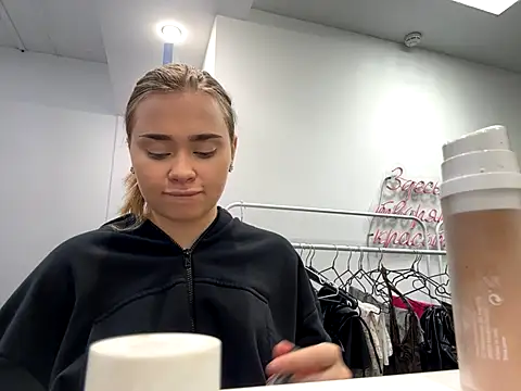 MilaRaven online show from December 2, 2025, 6:48 am