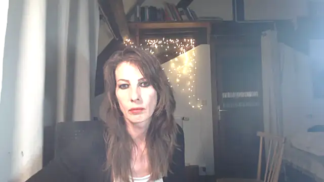 MissDyannis online show from April 8, 2026, 9:16 pm