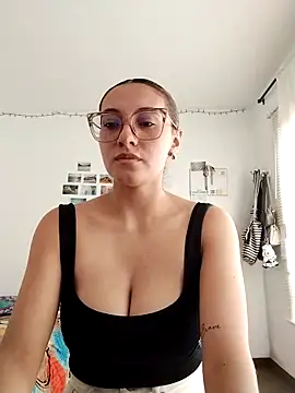 bellastorme04 online show from March 18, 2026, 8:32 pm