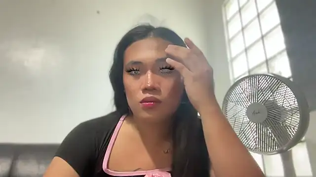 Snapshot of untouchable_mia chatting on November 1, 2025, 4:19 am untouchable mia online show from November 1, 2025, 4:19 am