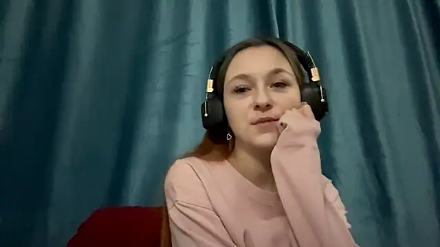 HOTBellakle online show from November 13, 2025, 3:49 pm