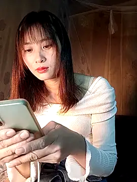 Snapshot of Em_xinh01 chatting on December 5, 2025, 12:15 pm Em xinh01 online show from December 5, 2025, 12:15 pm