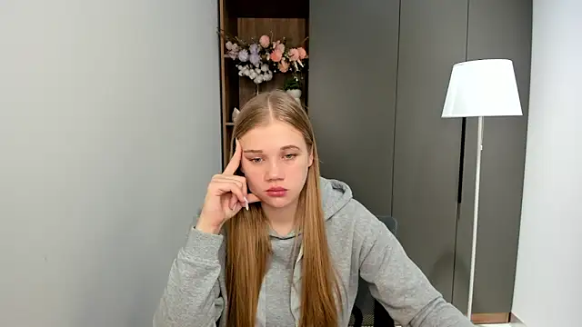 Snapshot of LuciaTiell chatting on October 29, 2025, 7:51 am LuciaTiell online show from October 29, 2025, 7:51 am