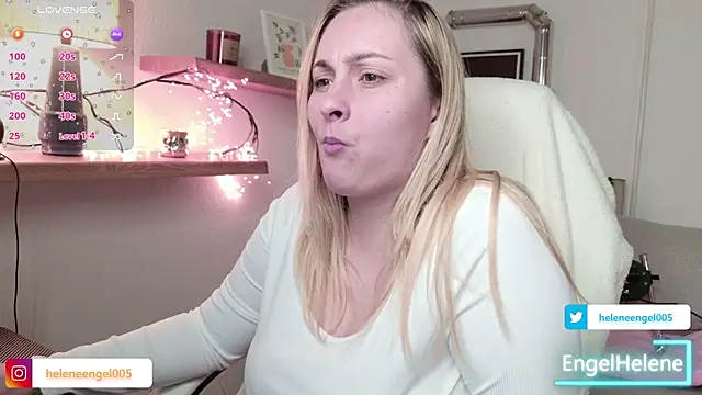 Snapshot of EngelHelene chatting on April 14, 2026, 7:52 pm EngelHelene online show from April 14, 2026, 7:52 pm