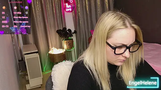 Snapshot of EngelHelene chatting on March 13, 2026, 1:49 pm EngelHelene online show from March 13, 2026, 1:49 pm