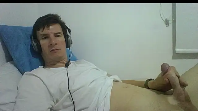 carliesexyman online show from November 25, 2025, 3:51 am