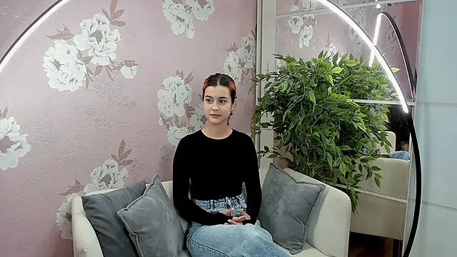 SharieTenuta online show from November 3, 2025, 9:35 am