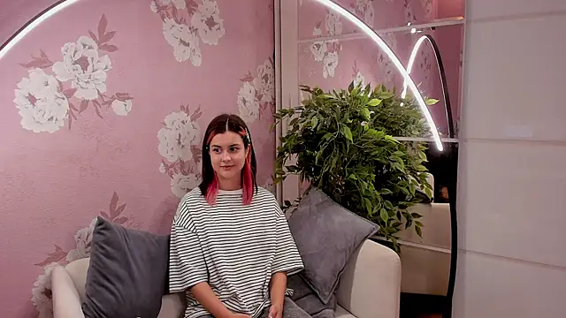 SharieTenuta online show from November 1, 2025, 11:37 am