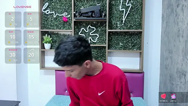 Snapshot of Max_Steell chatting on October 29, 2025, 12:31 am Max Steell online show from October 29, 2025, 12:31 am