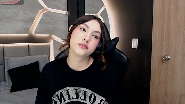 Snapshot of DakotaRussell_ chatting on December 21, 2025, 1:13 pm DakotaRussell online show from December 21, 2025, 1:13 pm