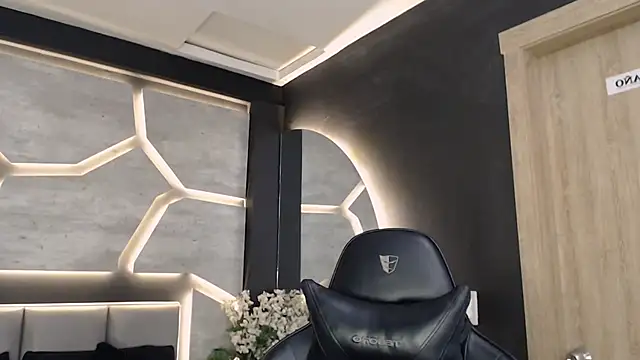 Snapshot of DakotaRussell_ chatting on December 2, 2025, 11:12 am DakotaRussell online show from December 2, 2025, 11:12 am