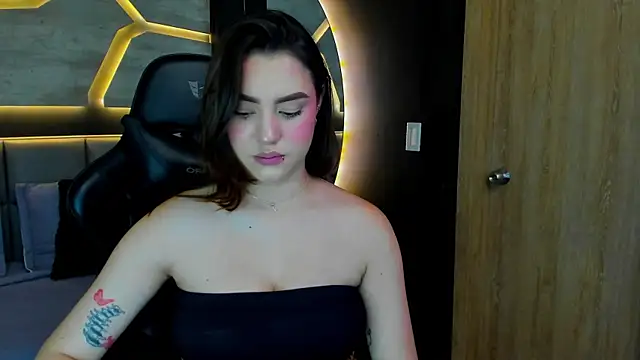 Snapshot of DakotaRussell_ chatting on February 4, 2026, 5:30 pm DakotaRussell online show from February 4, 2026, 5:30 pm