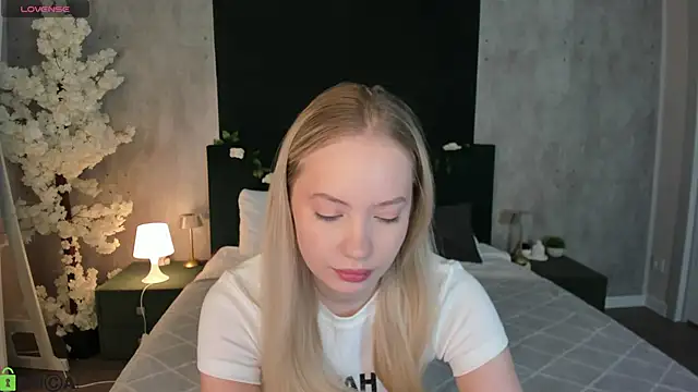 Melanie Ryer online show from December 15, 2025, 12:38 am