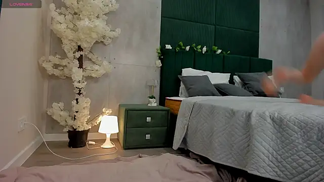 Melanie Ryer online show from November 19, 2025, 12:43 am