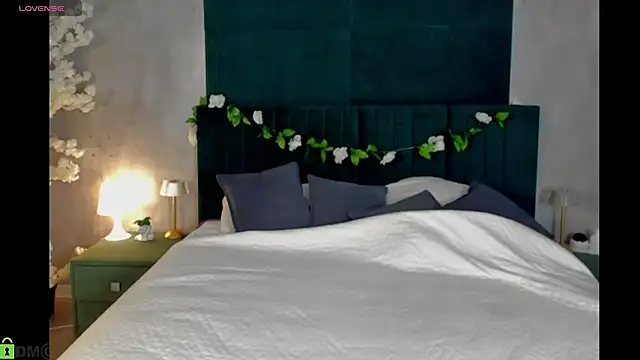 Melanie Ryer online show from December 3, 2025, 1:06 am