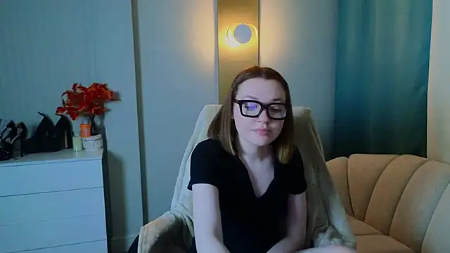 Snapshot of R_I_N_A chatting on November 3, 2025, 1:11 am R I N A online show from November 3, 2025, 1:11 am