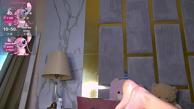 KimDesiree online show from April 17, 2026, 2:20 pm